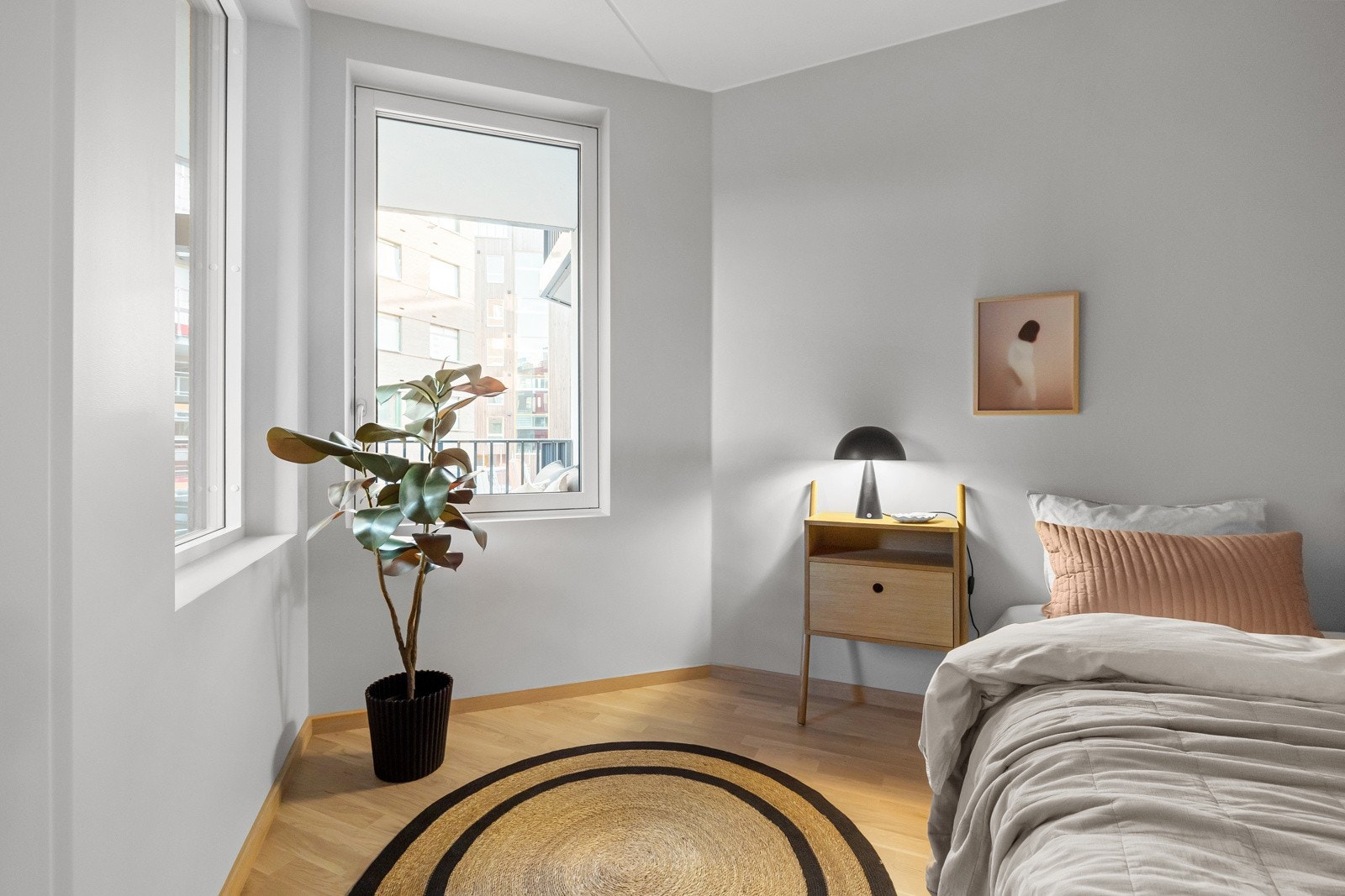Soverommet har plass til seng og møblement Galleribilde