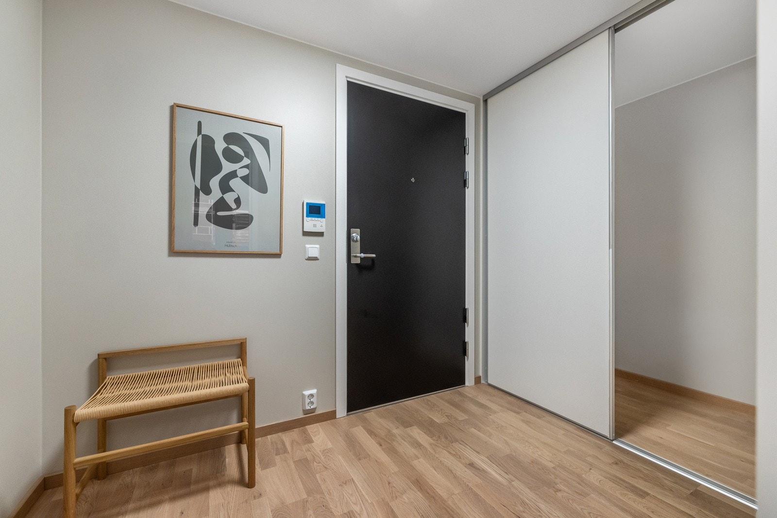 Entreen har måltilpasset skyvedørsgarderobe Galleribilde