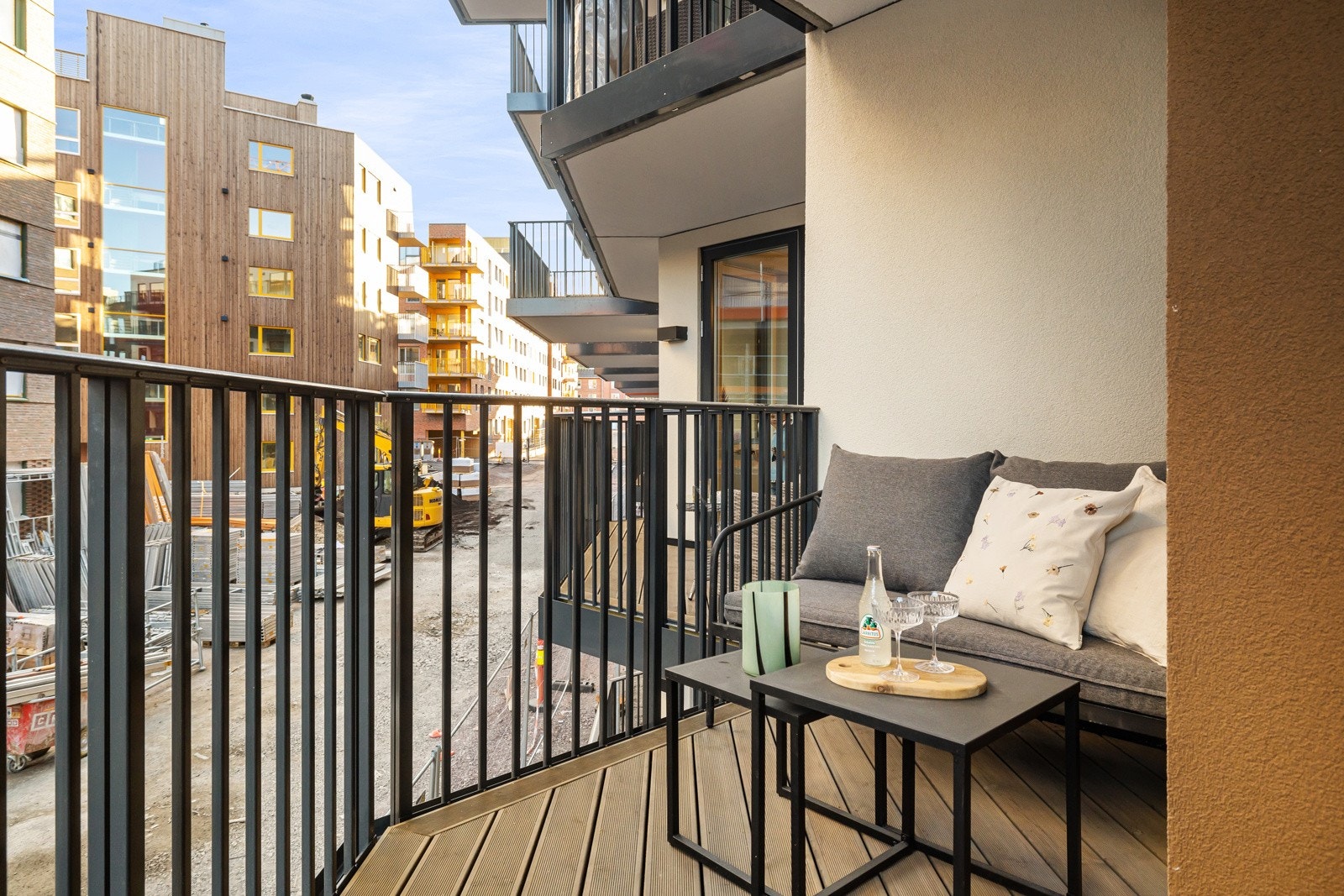 Balkongen har plass til både sittegruppe og grill Galleribilde