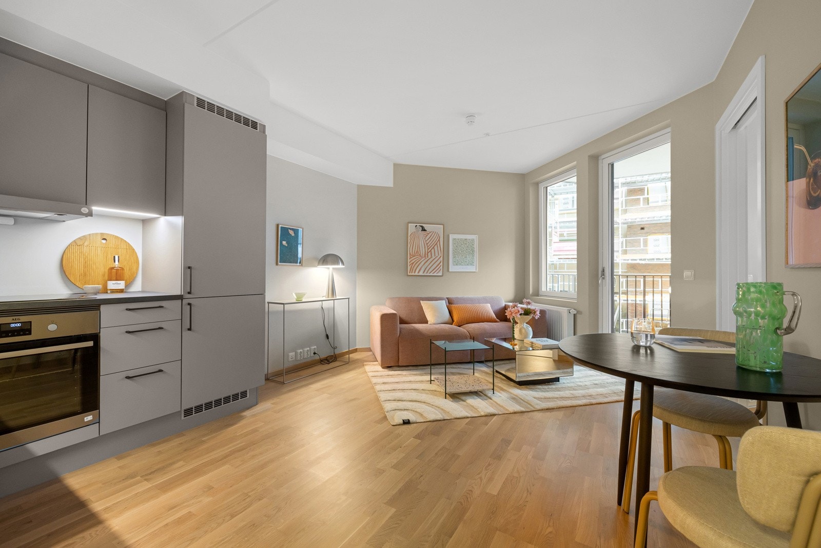 Stue som har plass til både spisebord og sofa Galleribilde