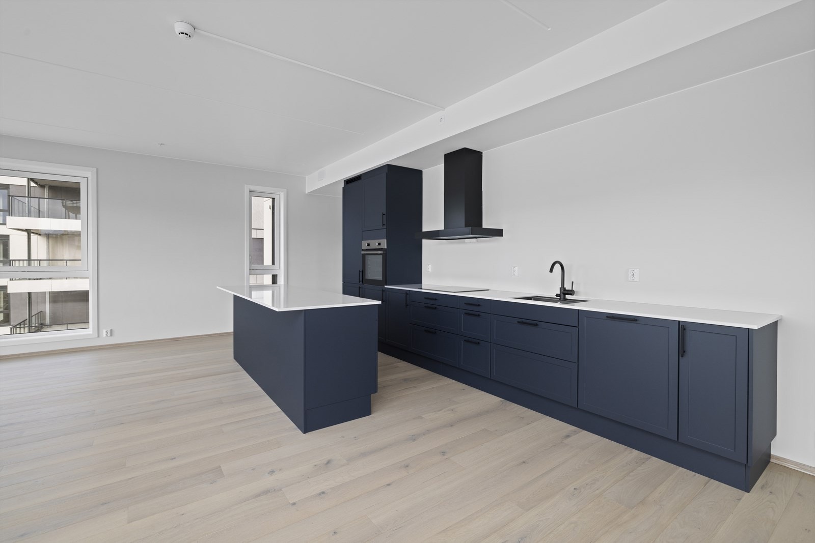 Kjøkken har integrerte hvitevarer og innbygd stekeovn i høyskap Galleribilde