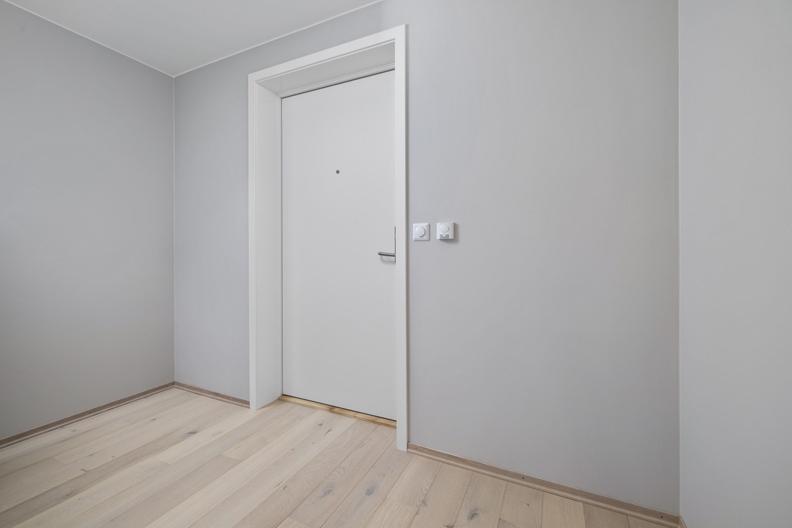 Entre/gang med god plass til garderobe, en-stavs lys eikeparkett og malte flater, downlights i himling. Galleribilde