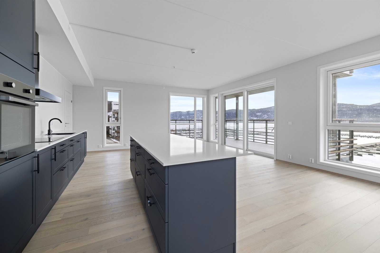 Lekker innredning fra Designa med romslig kjøkkenøy med skufferekker, Galleribilde