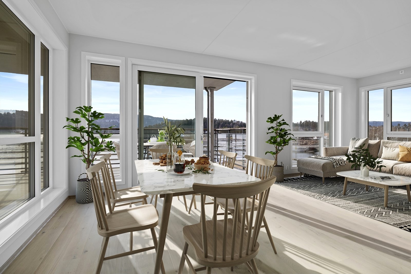 Stuen har vinduer og skyvedør med store glass fasader og godt med naturlig lys inn i rommet.. Galleribilde