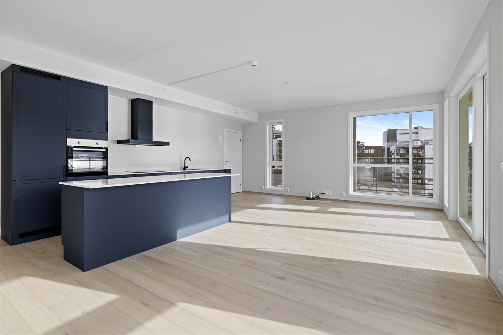 Kjøkken med åpen løsning til spisestue/stue Galleribilde