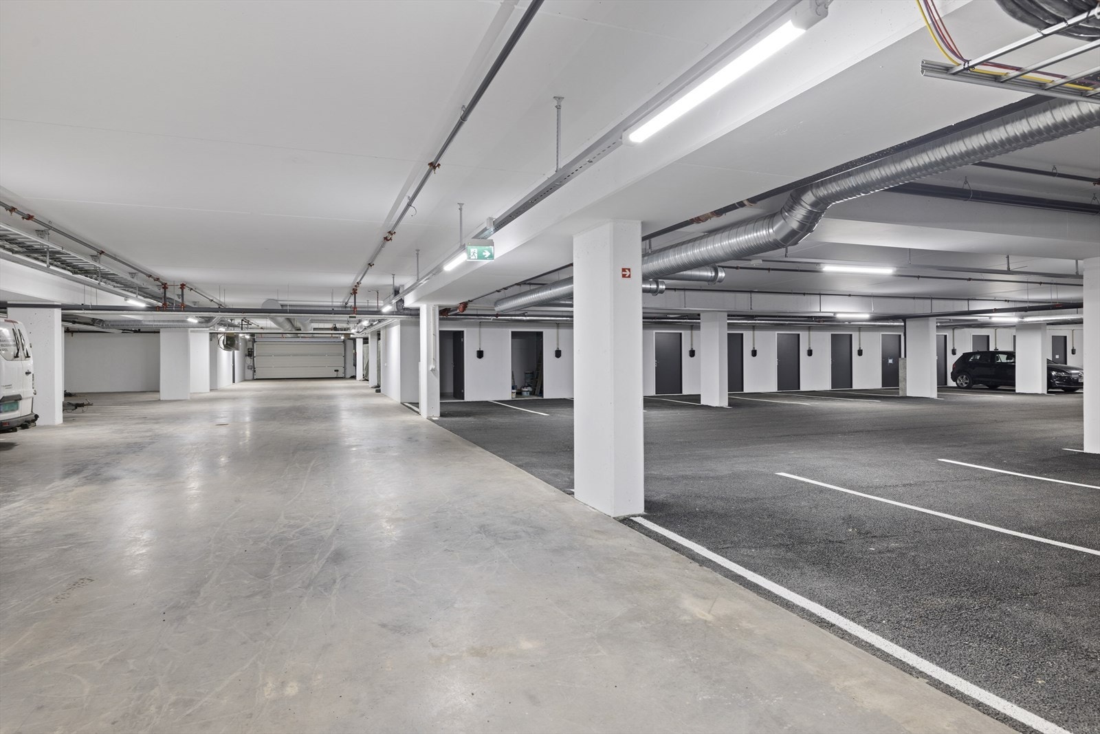 Garasjekjeller der leiligheten har sin avmerkede parkering. Galleribilde