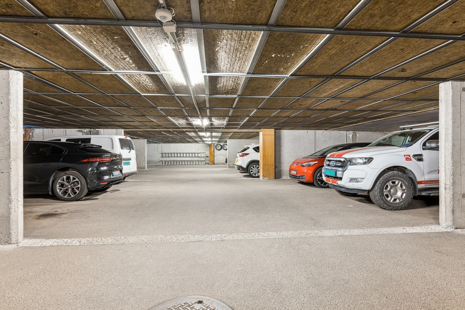 Garasjeplass med mulighet for el-bil lader. Galleribilde