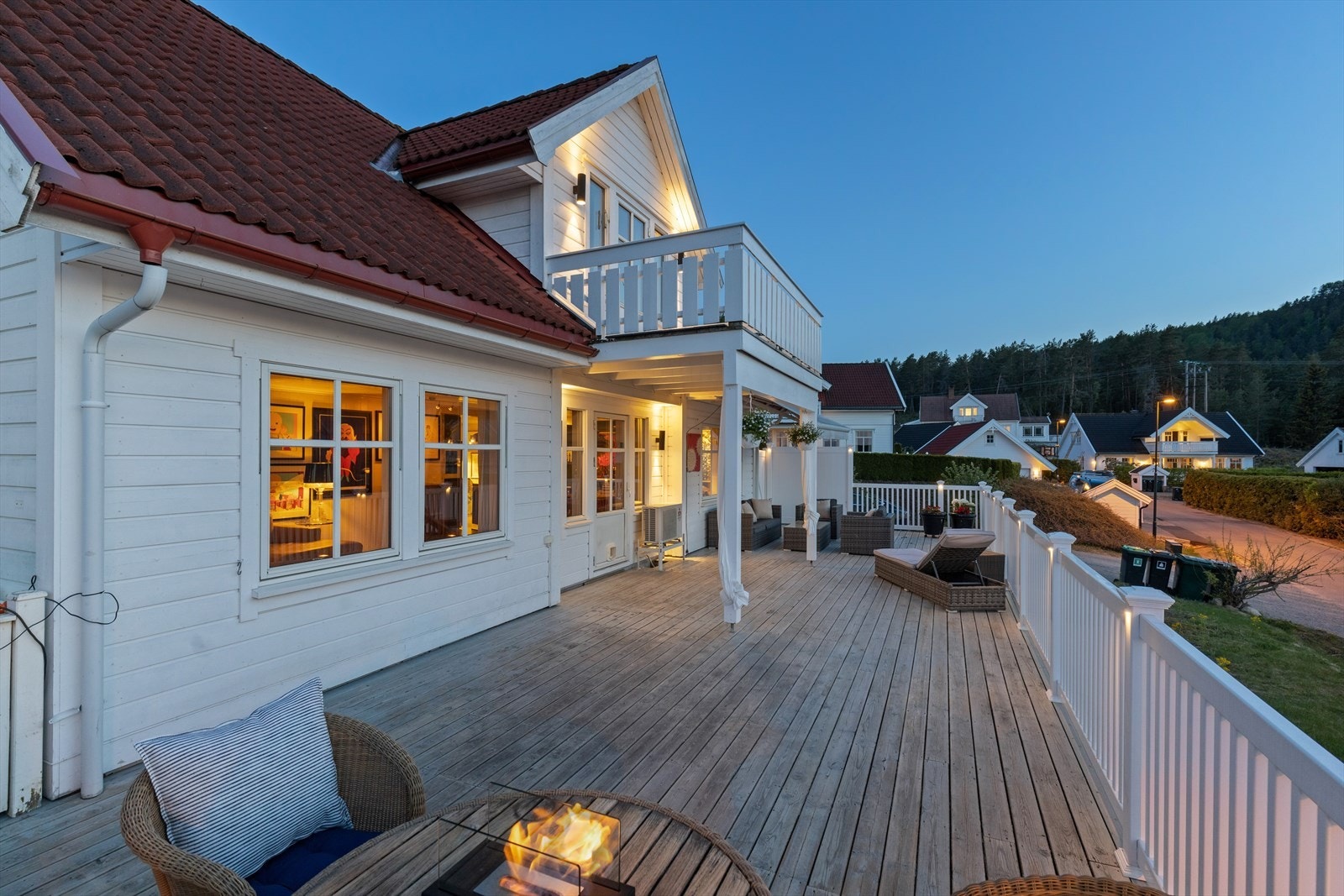 Romslig terrasse med rom for flere sittegrupper Galleribilde