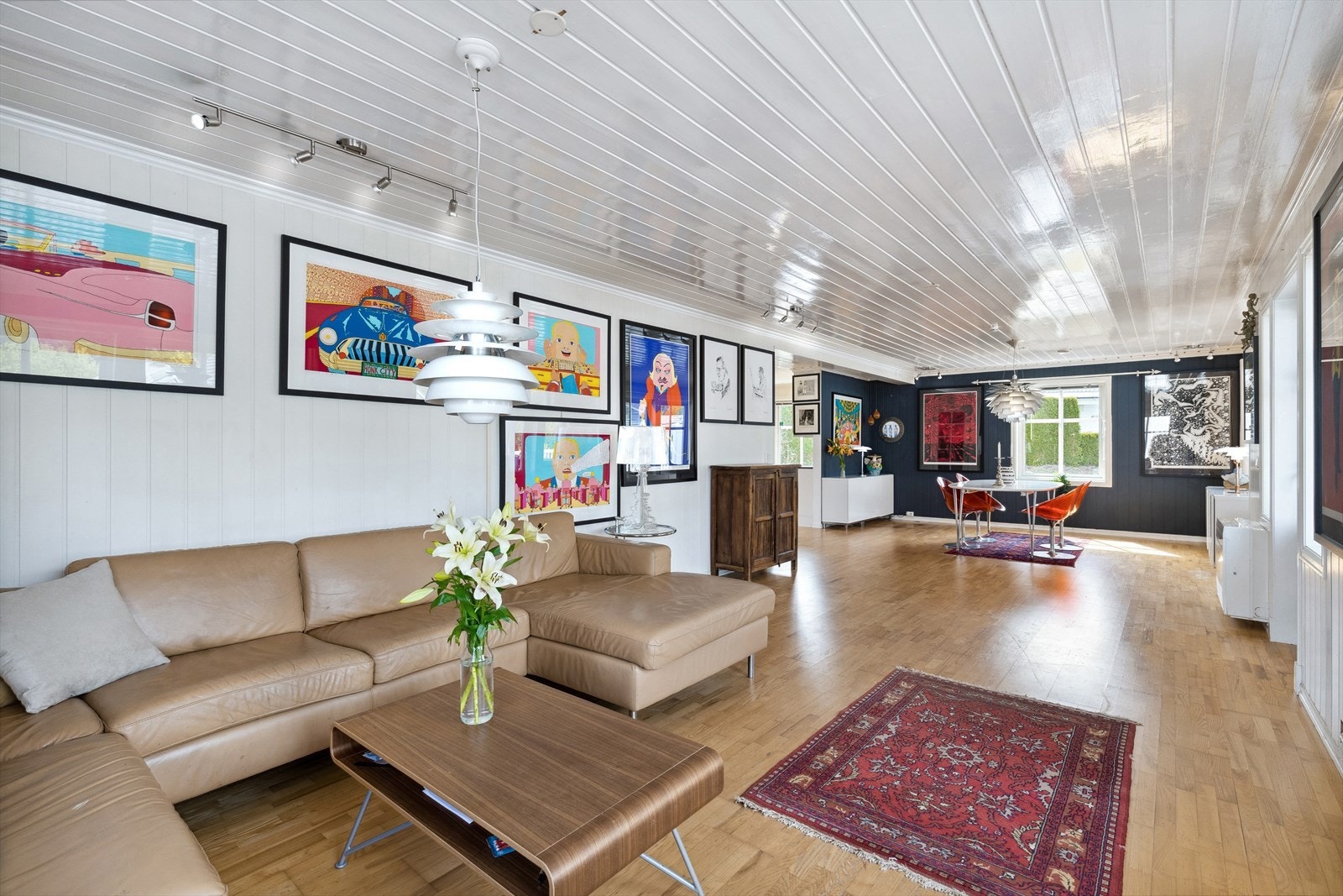 Romslig og lys stue Galleribilde