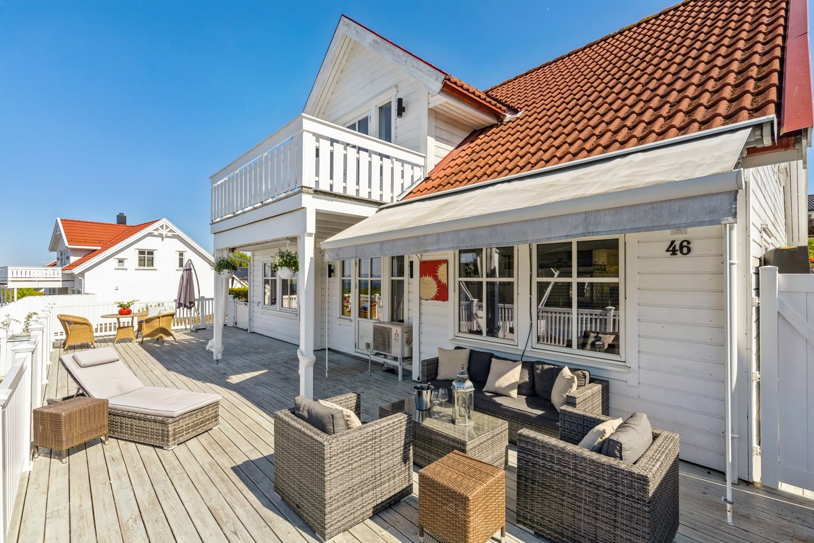 Romslig terrasse med gode solforhold Galleribilde