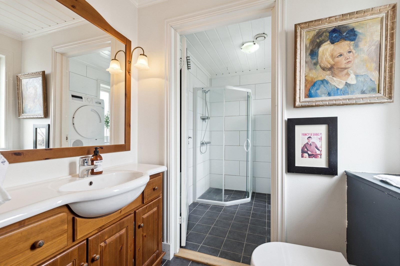 Wc-rom med inngang til vaskerom/dusjbad Galleribilde