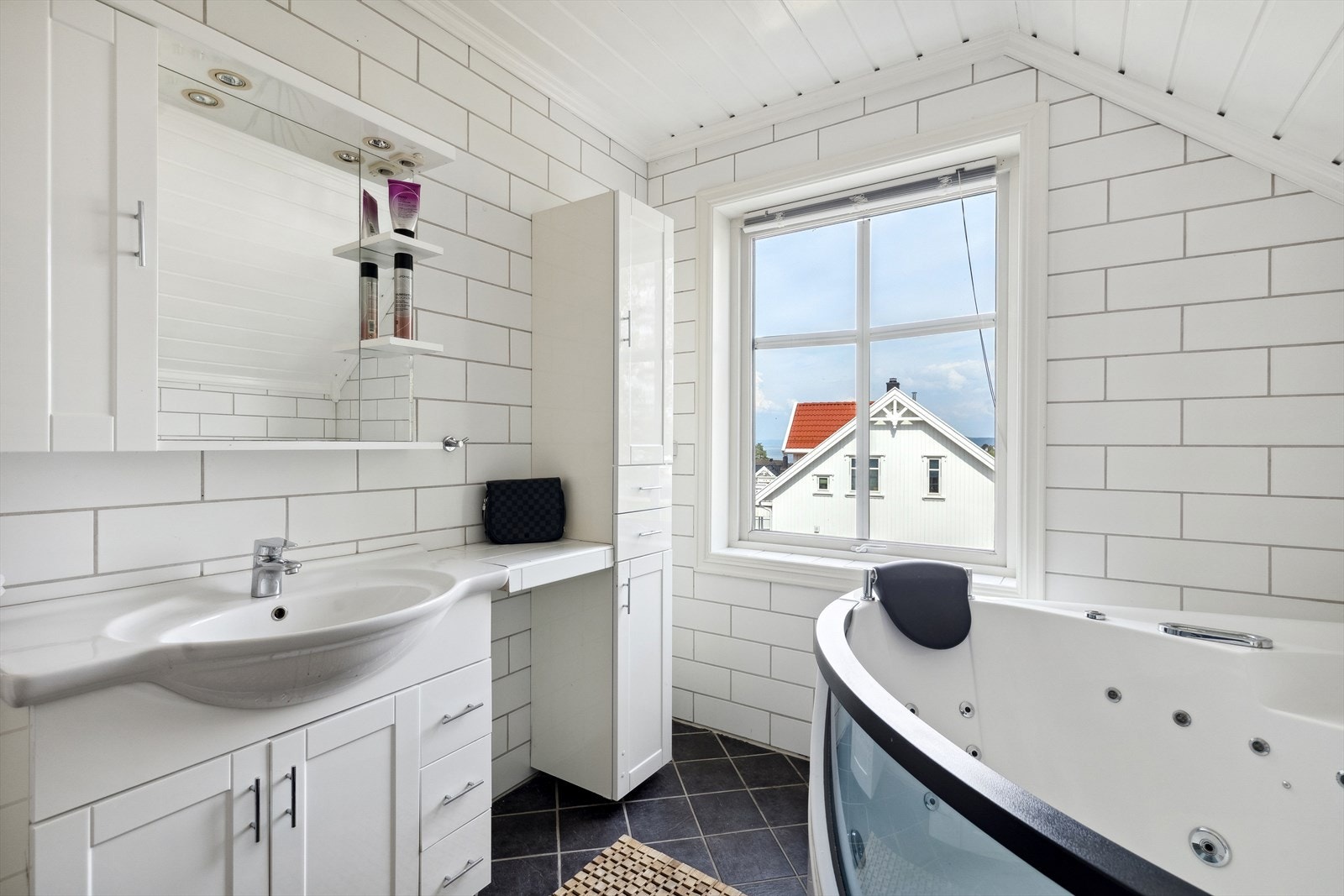 Lyst og fint baderom Galleribilde