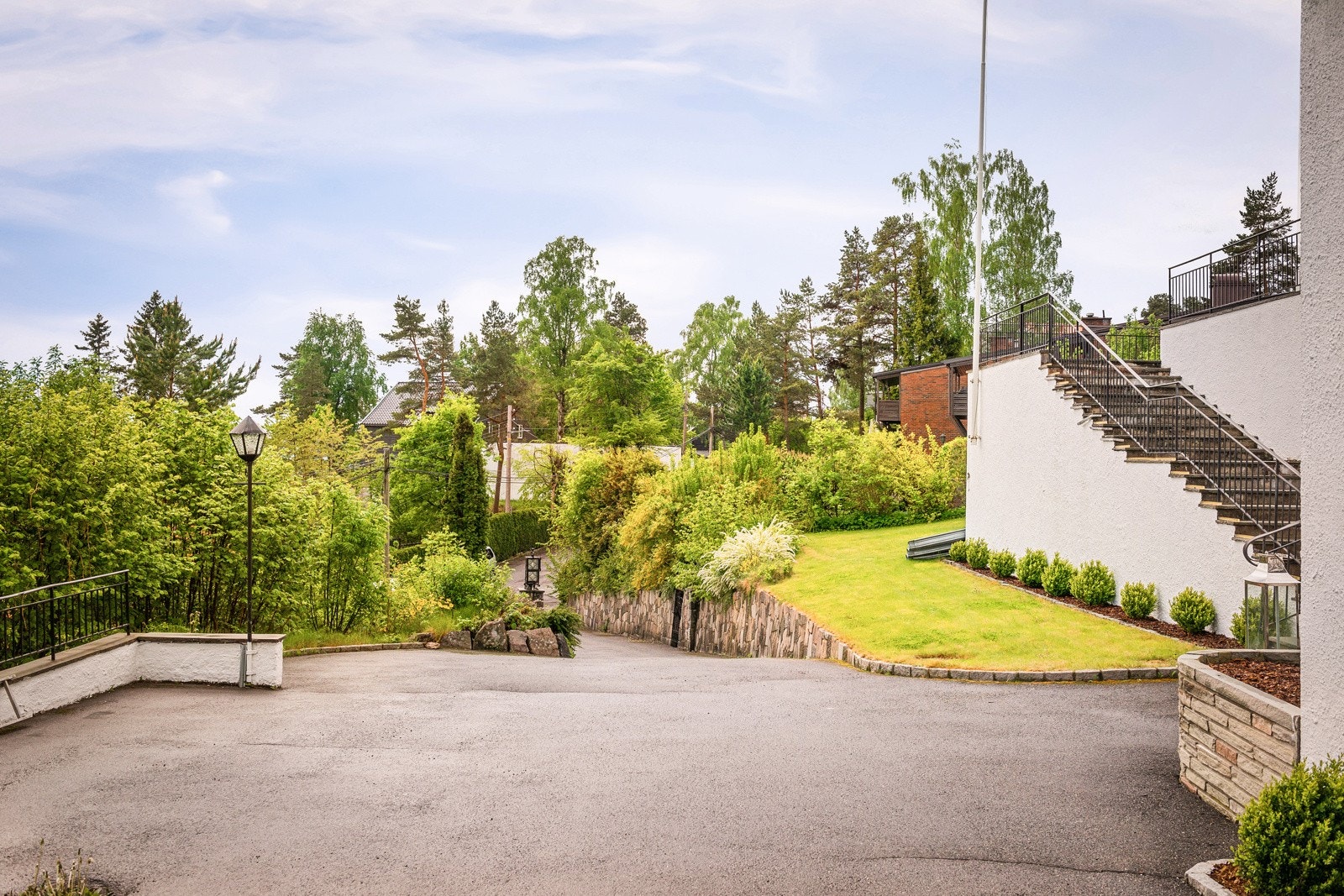 Asfaltert vei opp til garasjen Galleribilde