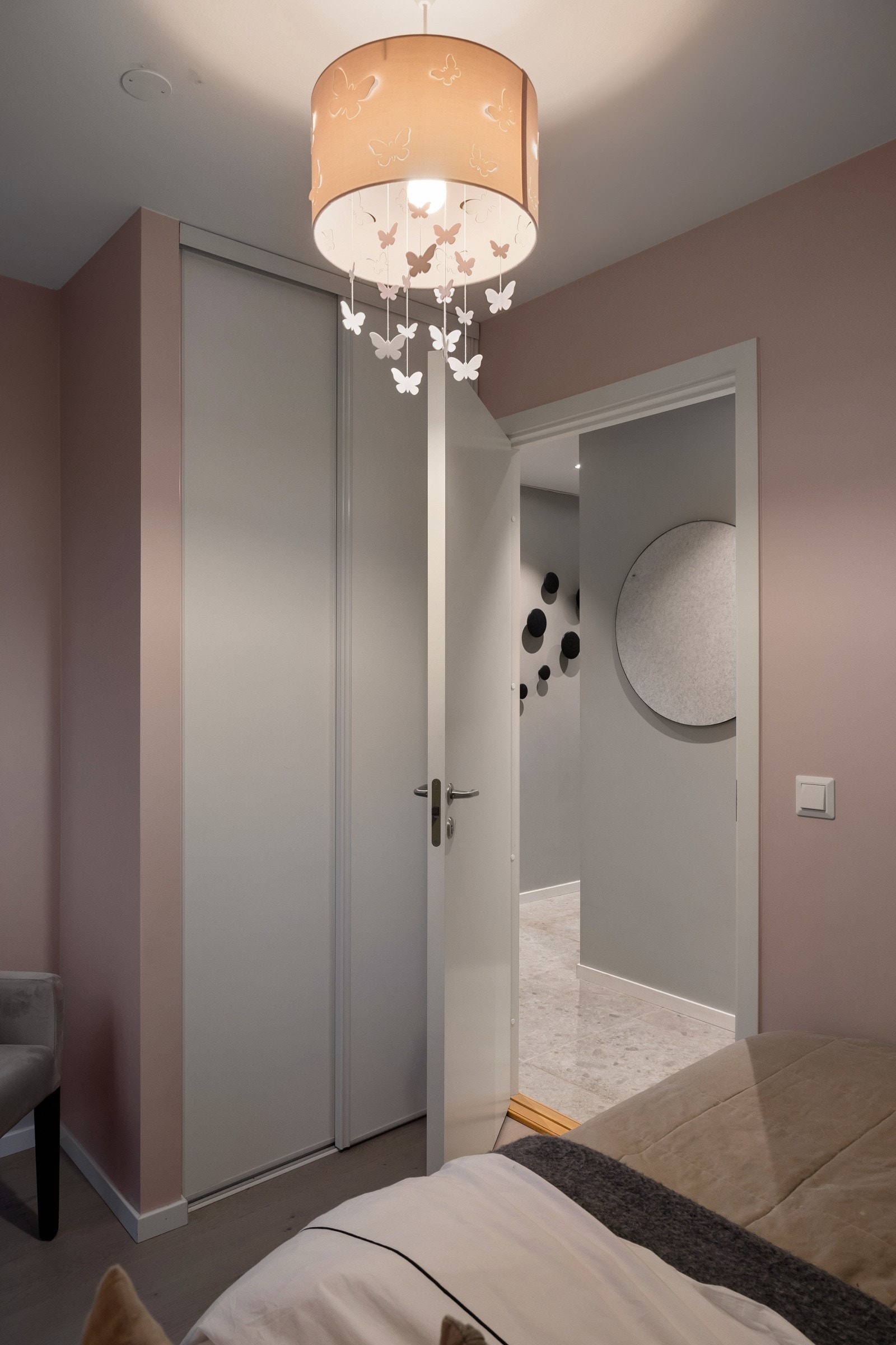 Medfølgende skyvedørsgarderobe. Galleribilde