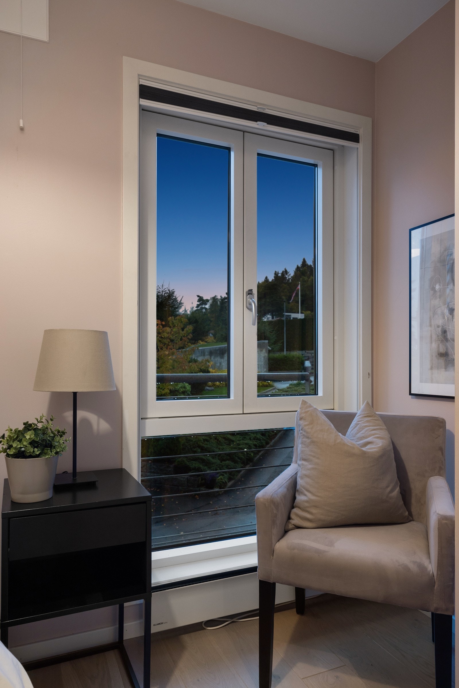 Idyllisk utsyn fra soveromsvinduet. Galleribilde