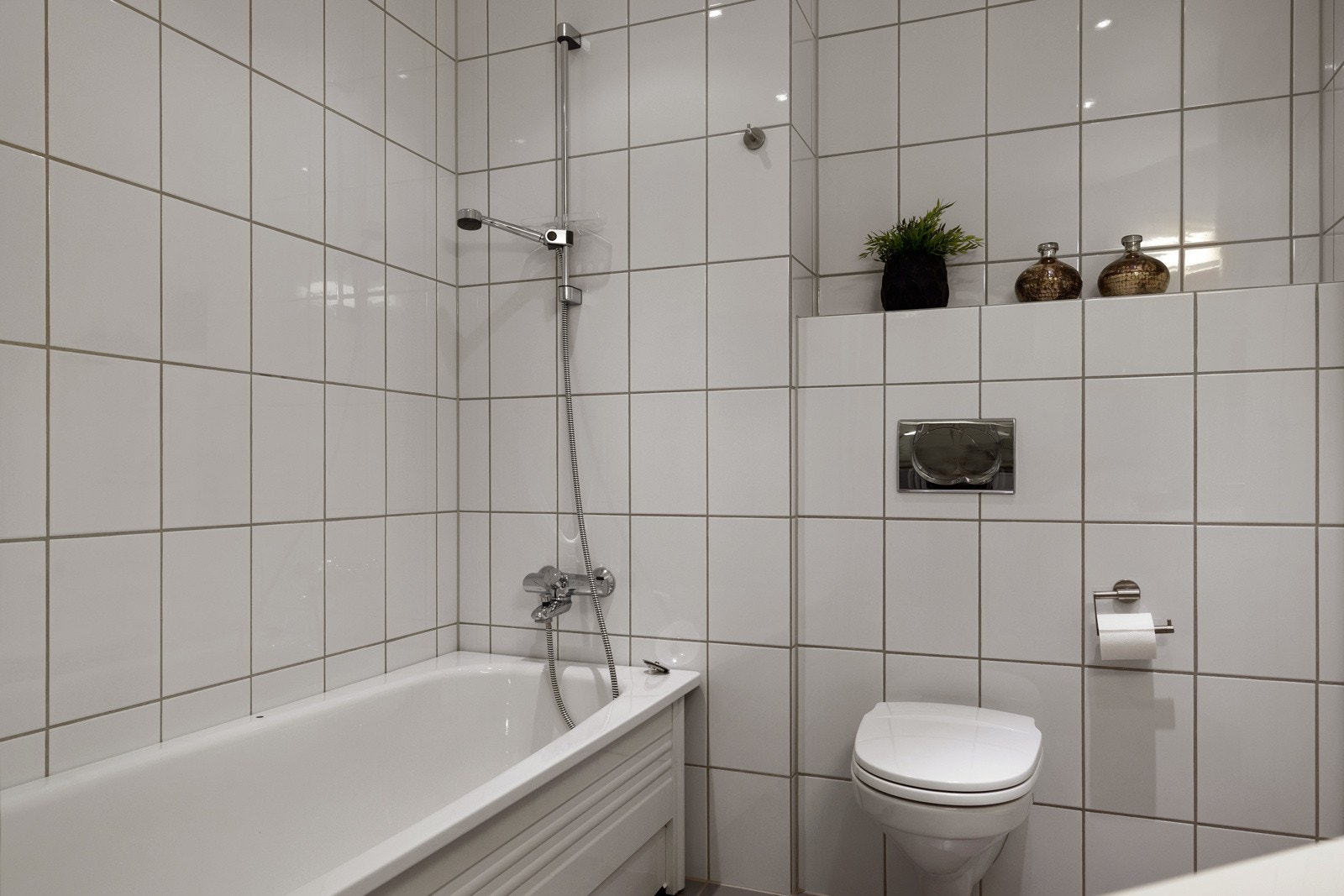 Praktisk badekar på det ene av leilighetens to bad. Galleribilde