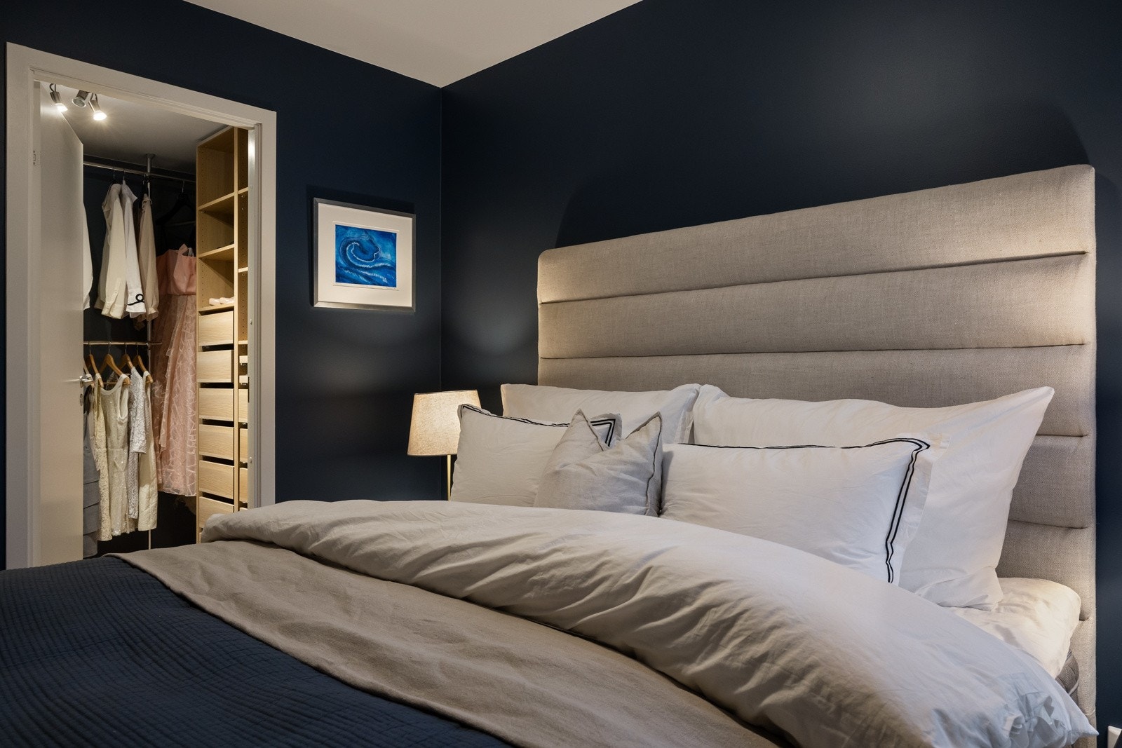 Hovedsoverommet har omkledningsrom og en suite. Galleribilde