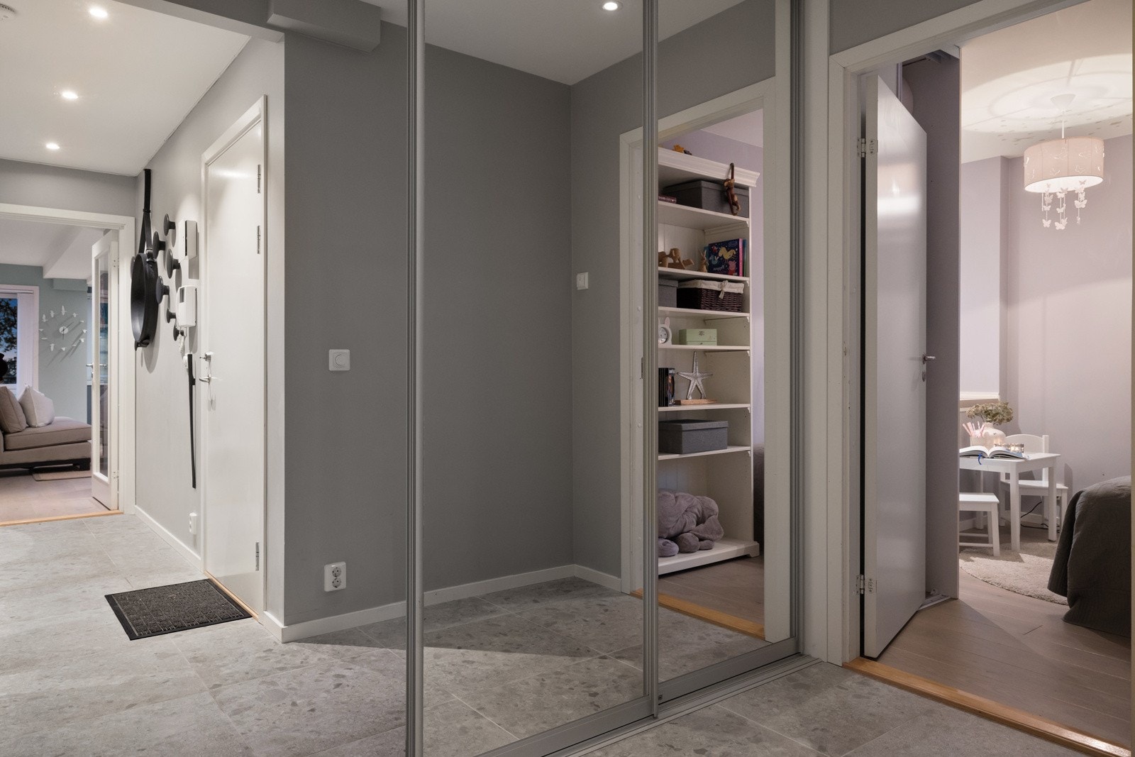 Romslig skyvedørsgarderobe med speilfronter i entré. Galleribilde