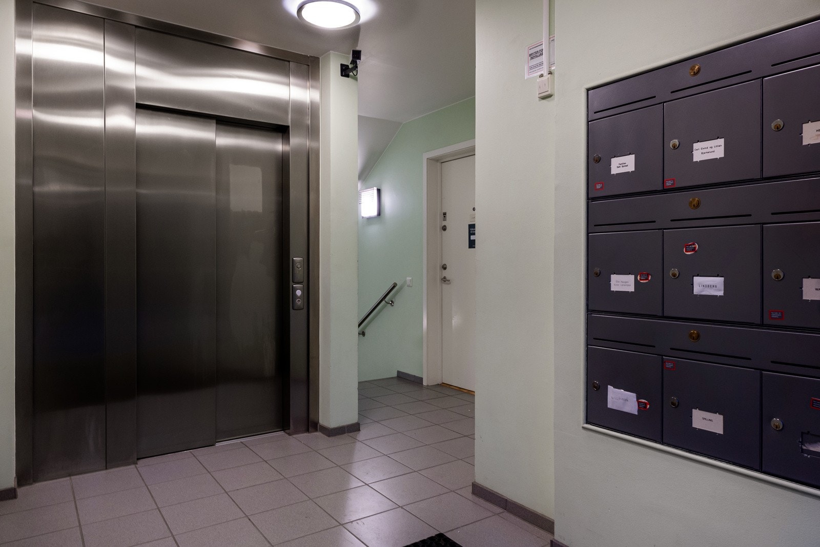 Felles oppgang med personheis i bygget. Galleribilde