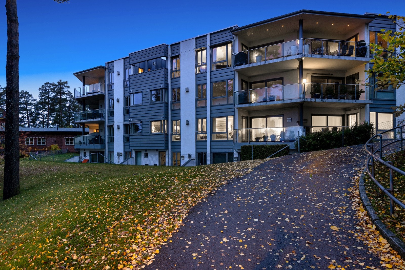 Kveldsstemning utenfor Hoffsjef Løvenskiolds vei 31E. Galleribilde