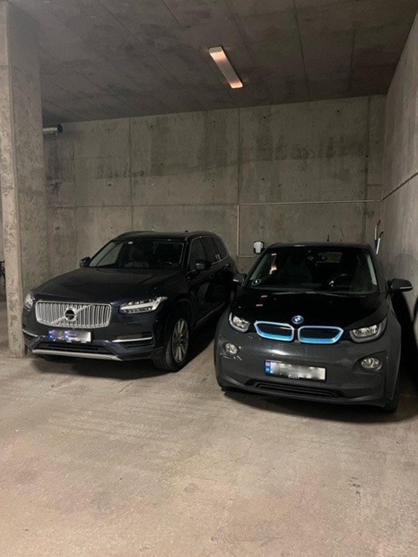 Seksjonen har to medfølgende garasjeplasser med en el-billader i felles garasjeanlegg. Galleribilde