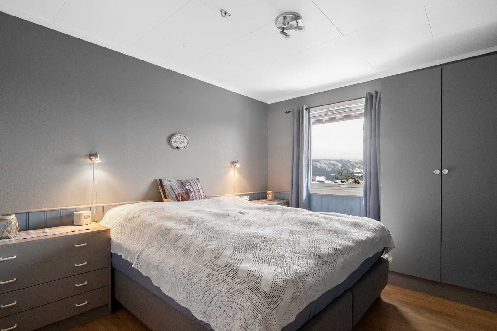 Boligen har totalt 3 soverom, det ene på hovedplan. Dette er et lunt og trivelig soverom med god plass til dobbelseng og skap Galleribilde