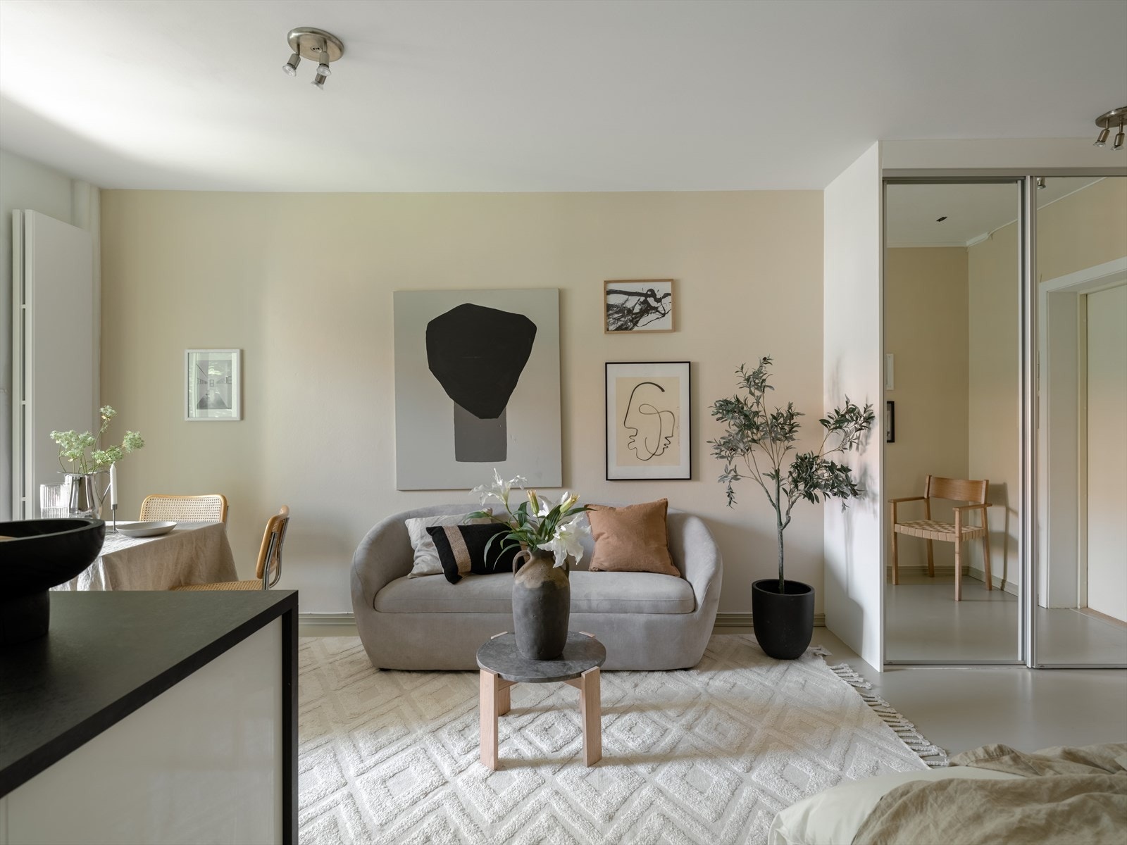 Som du ser er det rikelig med plass til en koselig sofagruppe også. Galleribilde
