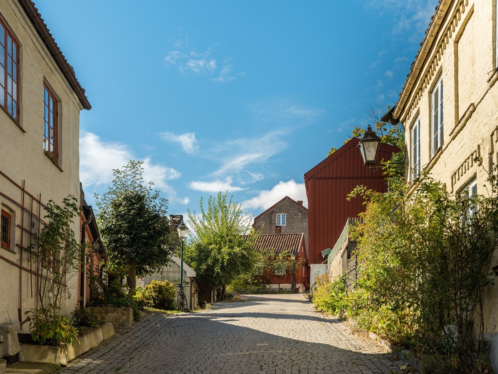 Sjarmerende og gammel trehusbebyggelse omkranser området. Galleribilde