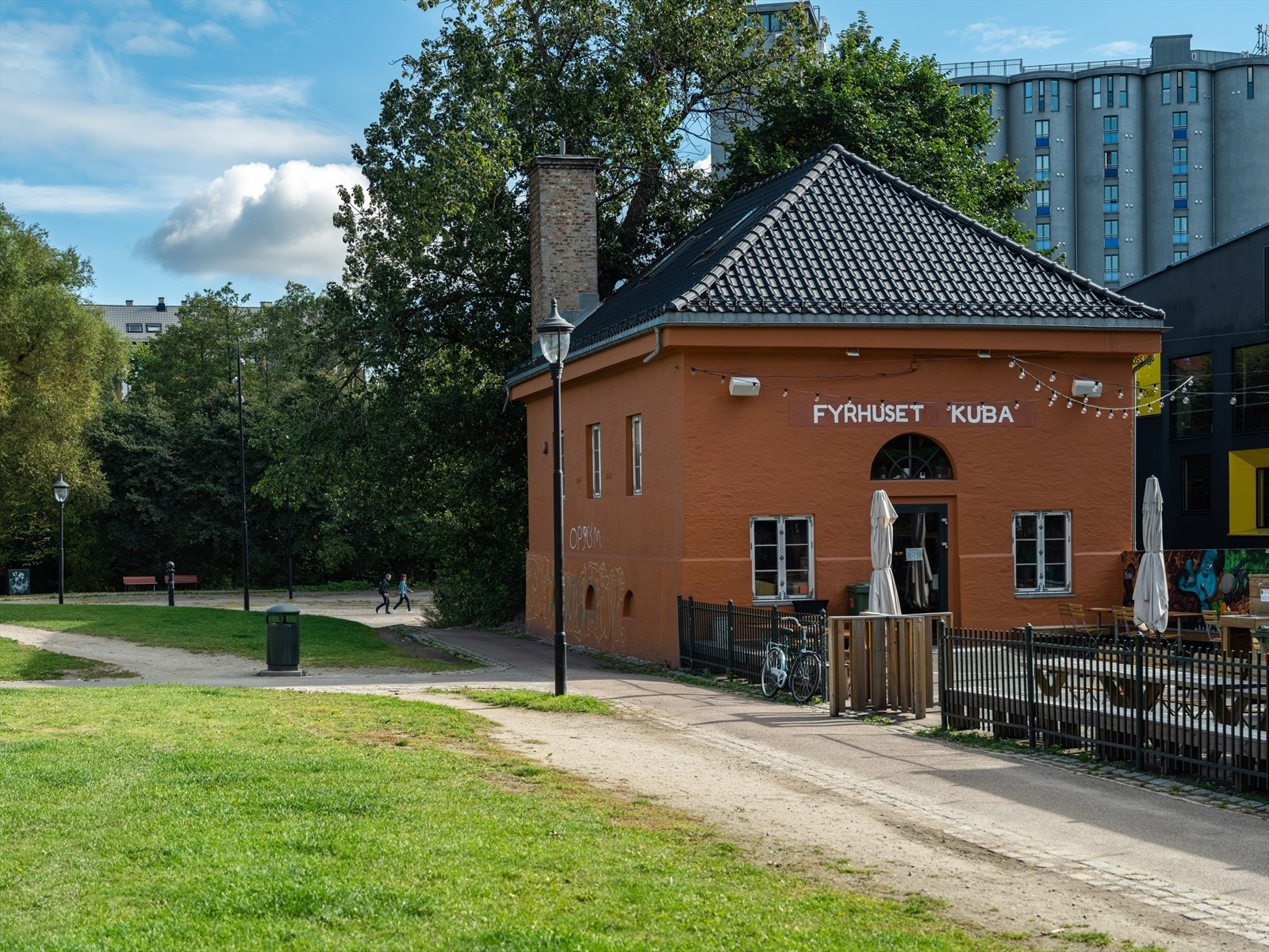 Det er kort vei til flere kafeer og serveringssteder, som Fyrhuset Kuba rett nedenfor. Galleribilde