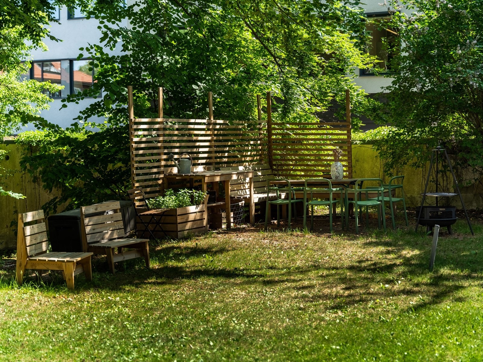 Rett utenfor leiligheten er en stor og frodig bakgård. Her er det også flere sittegrupper, bålpanne og grøntarealer for beboerne. Galleribilde