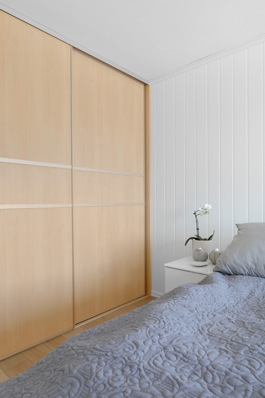 Praktisk skyvedørsgarderobe på soverom Galleribilde