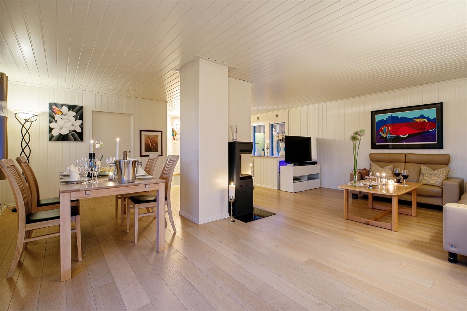 Hyggelig og romslig stue med god plass til stor spisestue. Galleribilde