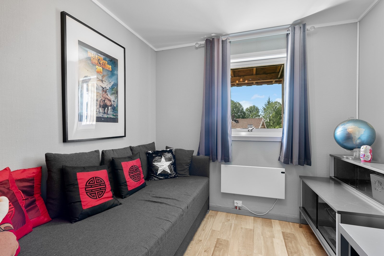 Boligen har 3 gode soverom i underetasjen Galleribilde