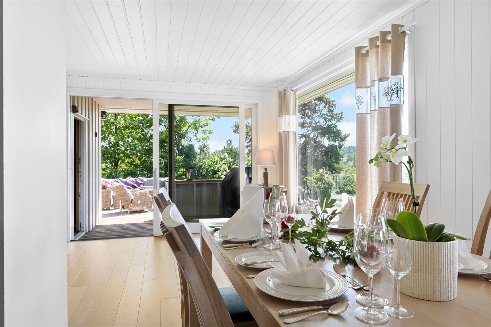 Den øverste etasjen er romslig og åpen perfekt for sosiale sammenkomster. Galleribilde