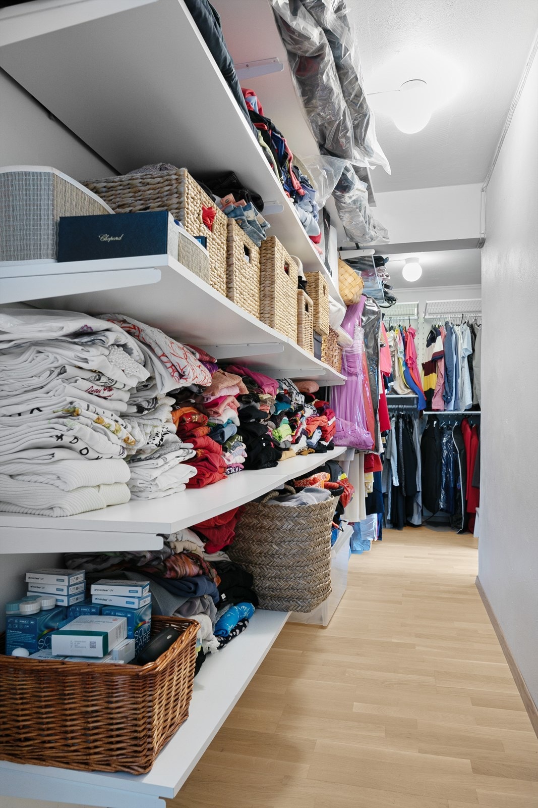 Stor walk-in-closet med tilknytting til kontor Galleribilde