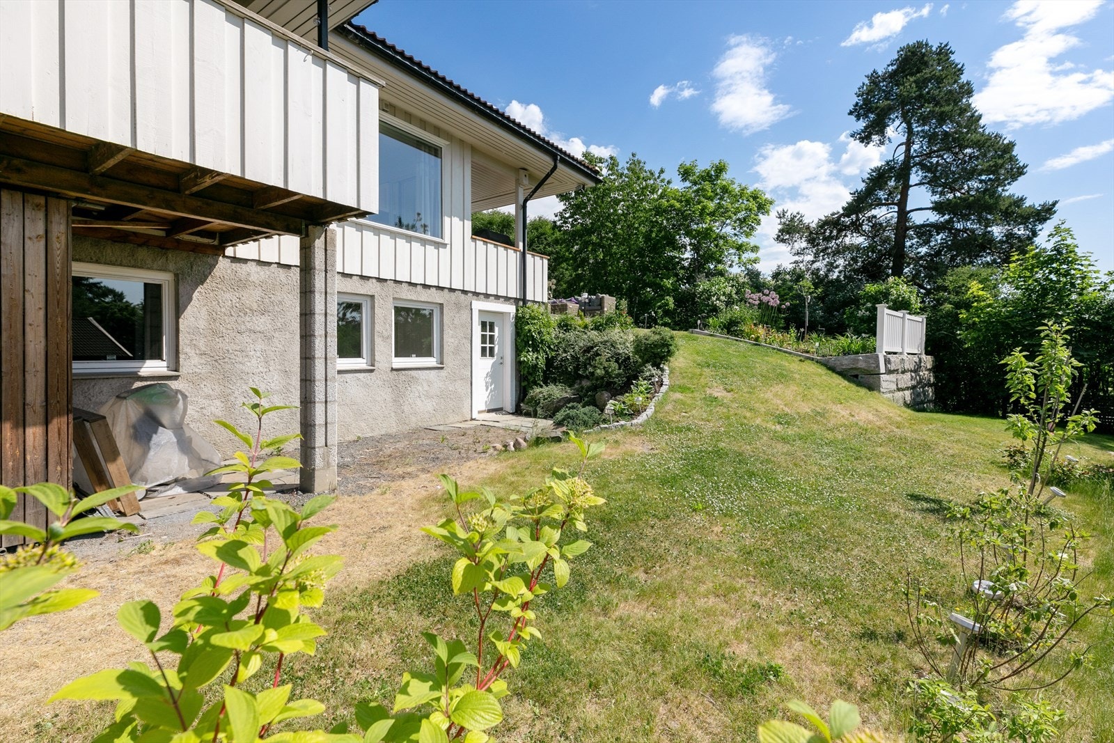 Boligen har to inngangsdører. En i hver etasje. Galleribilde