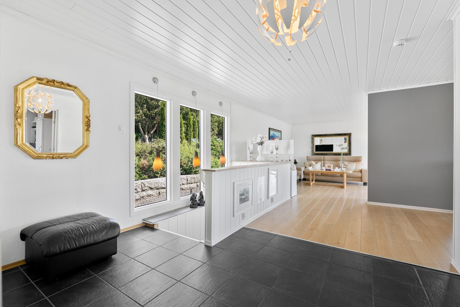 Boligen er innholdsrik og strekker seg over 2 plan. Galleribilde