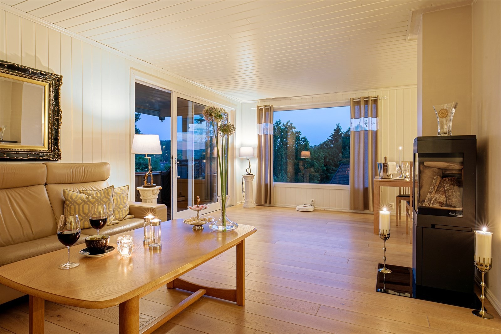 Store vindusflater gir mye naturlig lys. Hyggelig med peisovn! Galleribilde