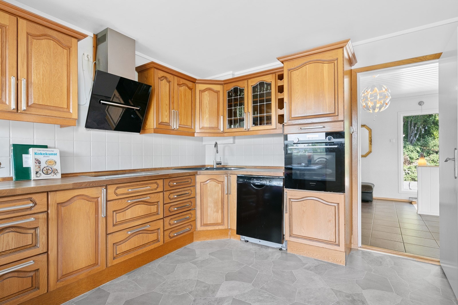 Romslig separat kjøkken. Galleribilde