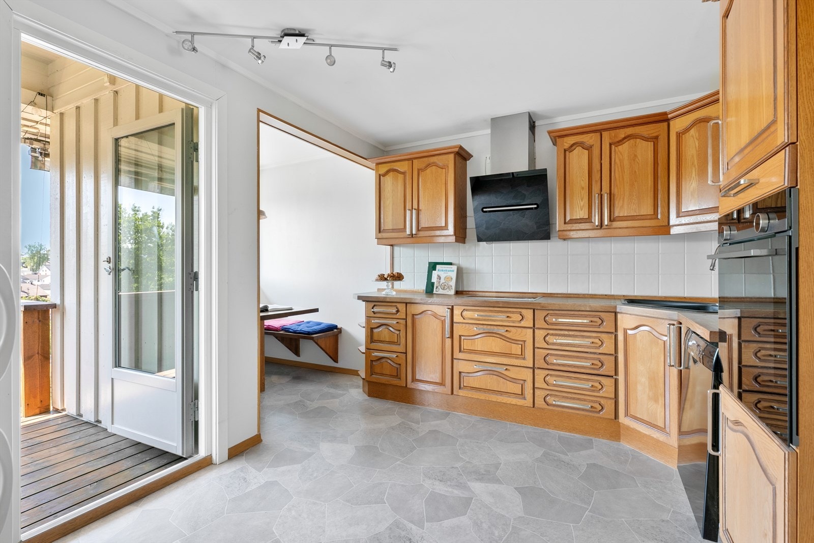 Utgang til balkong fra kjøkkenet. Galleribilde