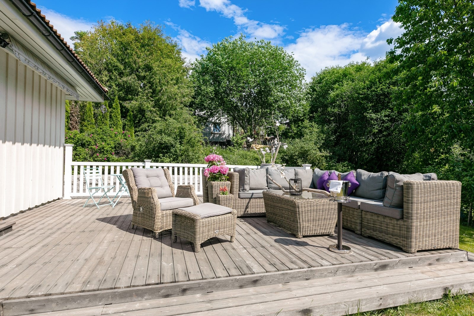 Boligen har flere solrike uteplasser Galleribilde