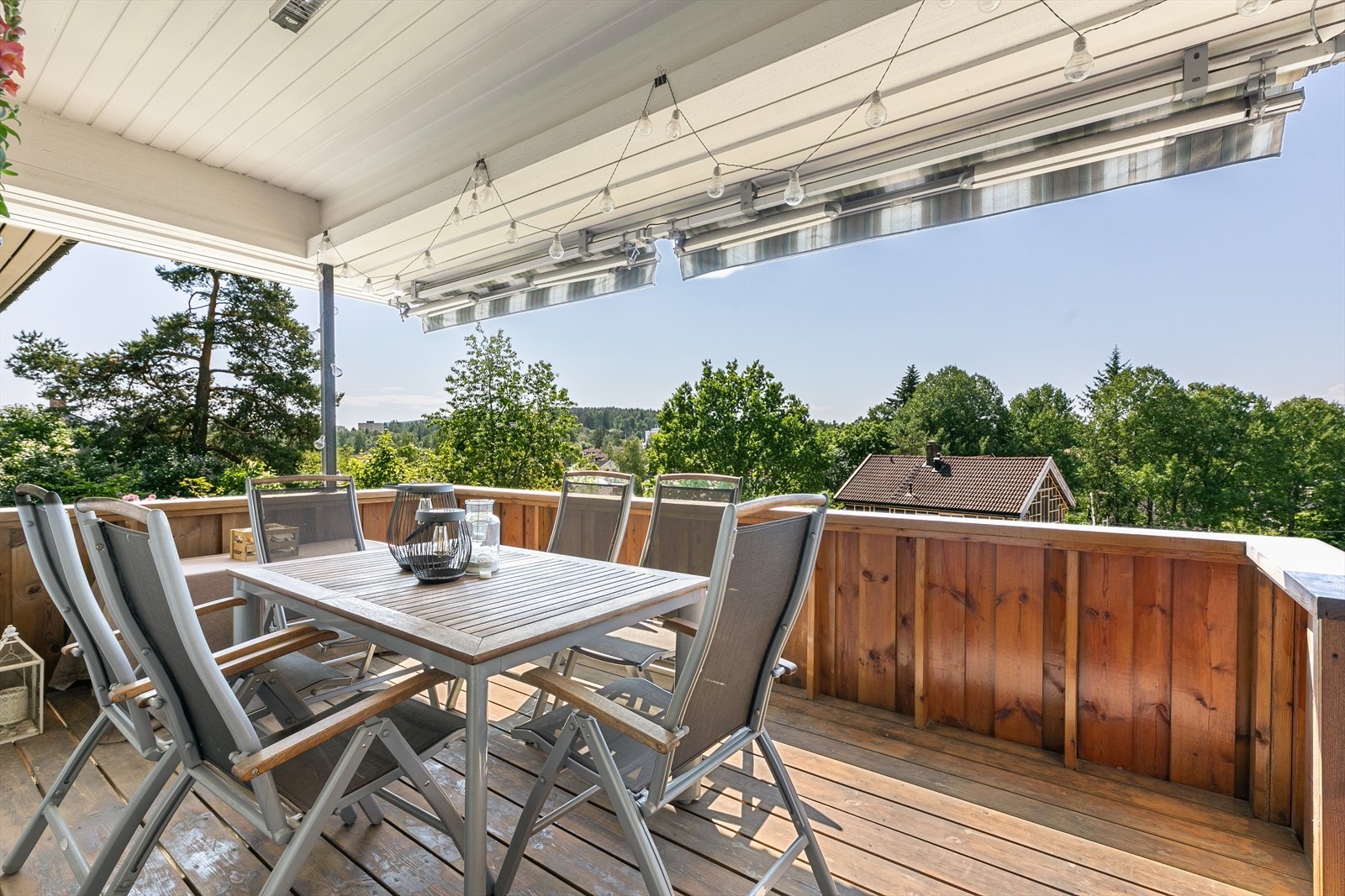 Hyggelig overbygget balkong med markise. Galleribilde