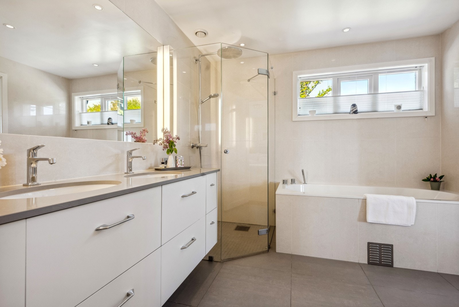 Badet er fra 2016 er fremstår som pent og delikat. Det er både badekar og dusj her. Galleribilde