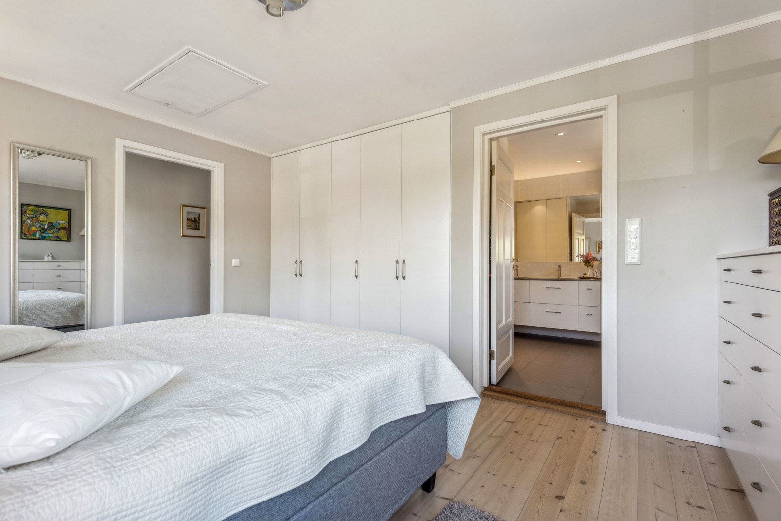 Det er direkte adkomst til badet fra hovedsoverommet. Galleribilde