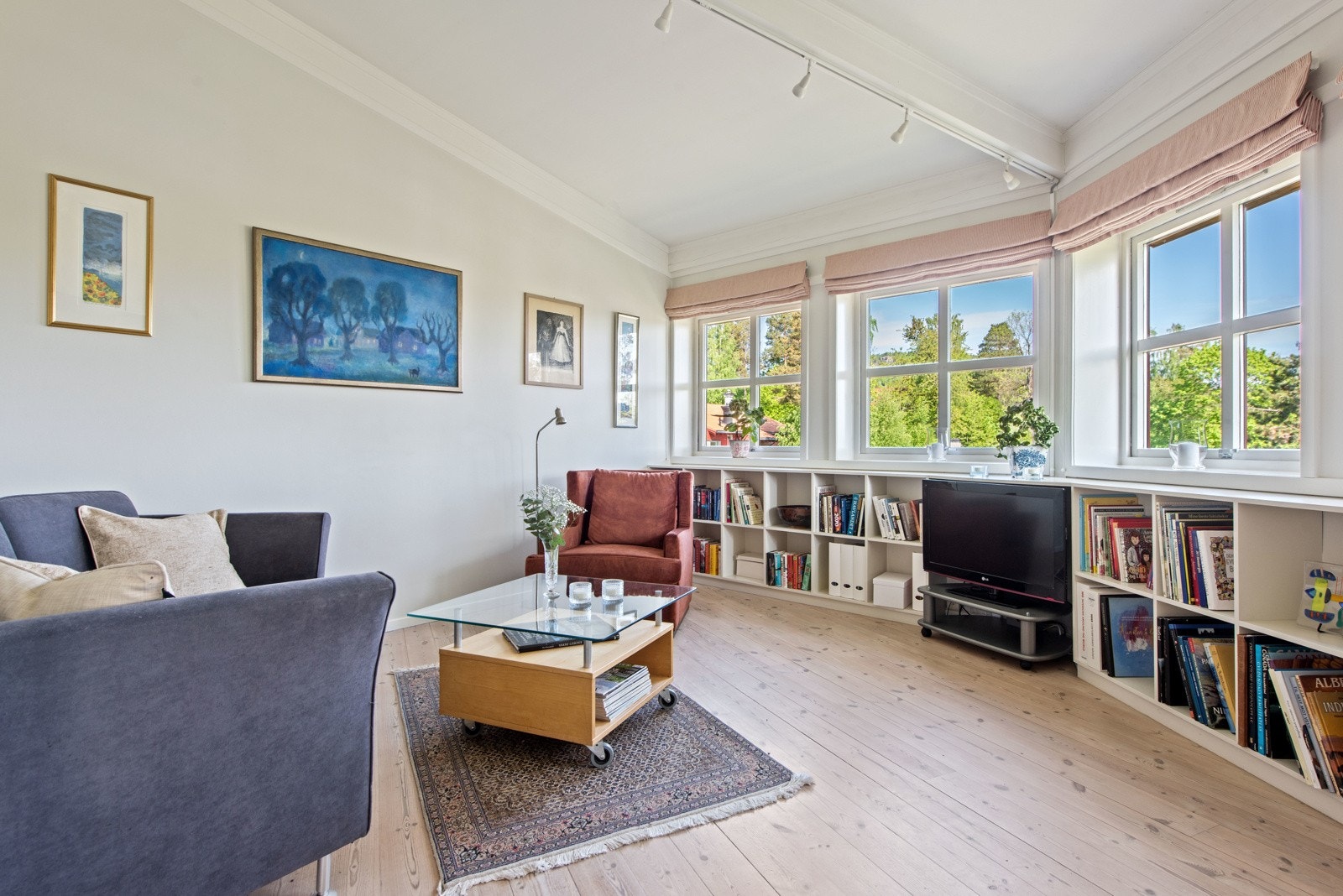 Dette er en innholdsrik bolig med flere oppholdsrom. Dette er allrom/TV-stue som også ligger i 1. etasje. Galleribilde