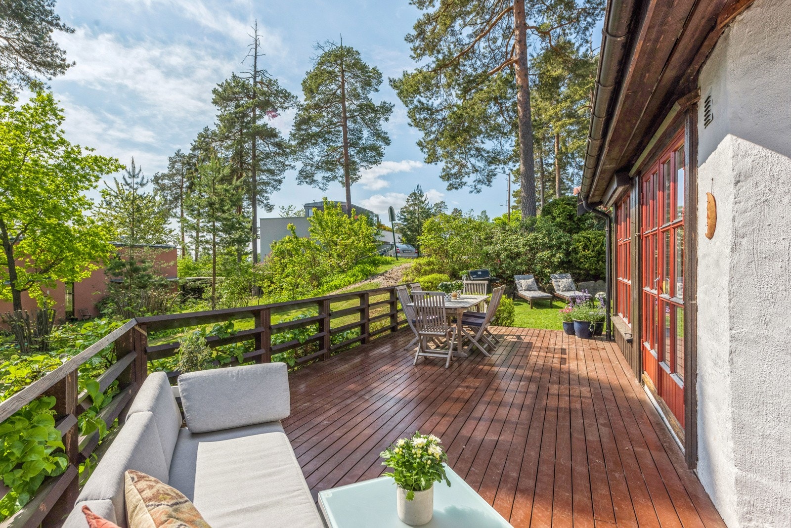 Terrassen er inndelt i flere soner og har god plass til både spisebord og utelounge. Galleribilde