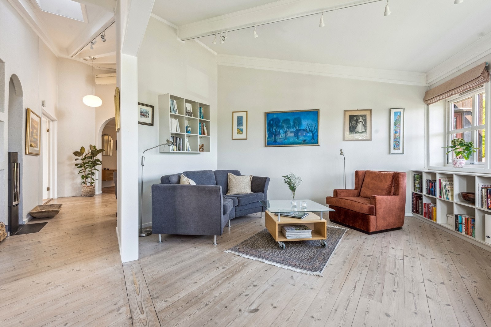 Med barn og ungdom i hus er det praktisk med flere oppholdsrom. Her kan barna se film med venner eller man kan trekke seg litt tilbake fra resten av familien. Galleribilde