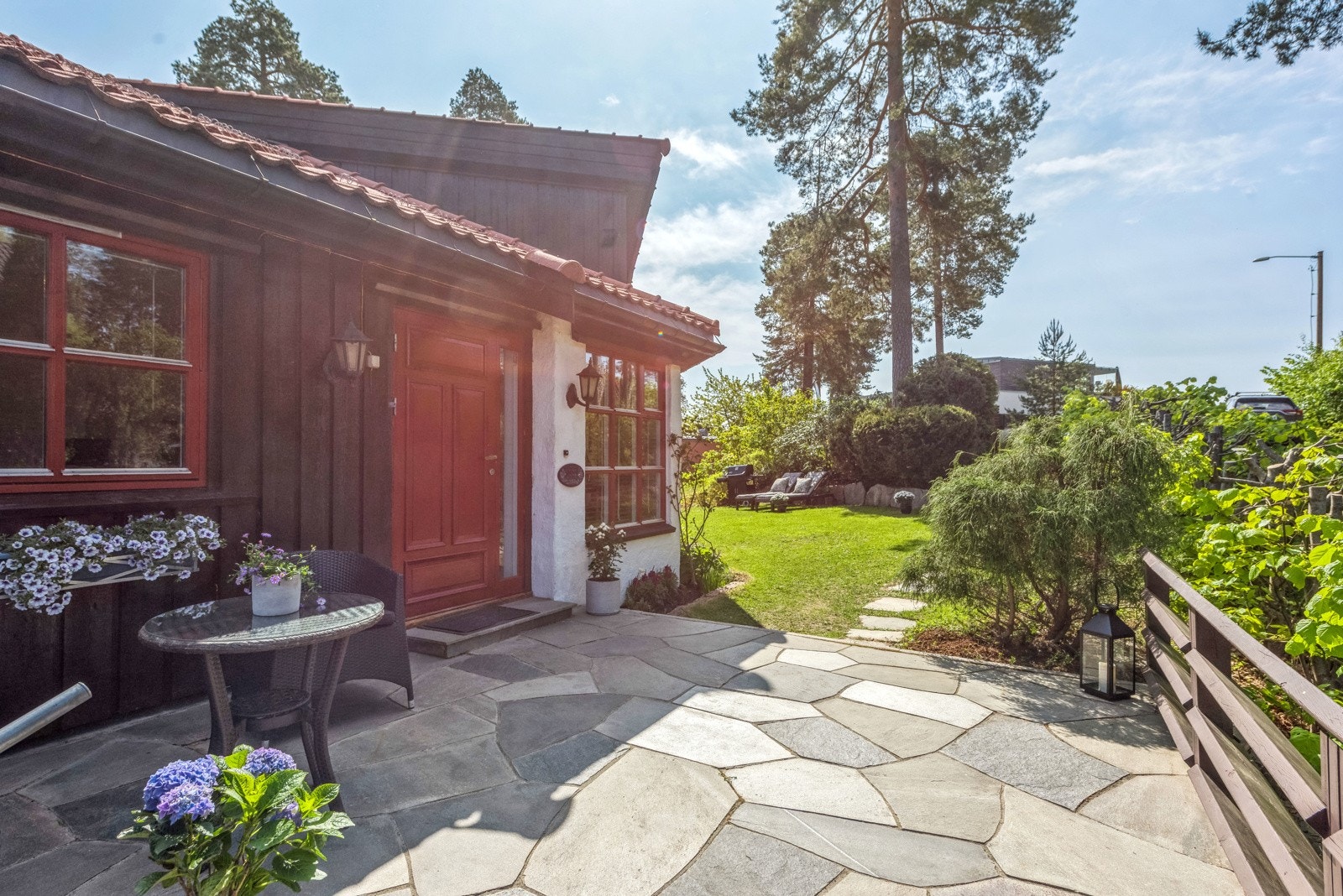 Utenfor inngangsdøren er det skiferbelagt uteplass hvor det er plass til utemøbler. Galleribilde