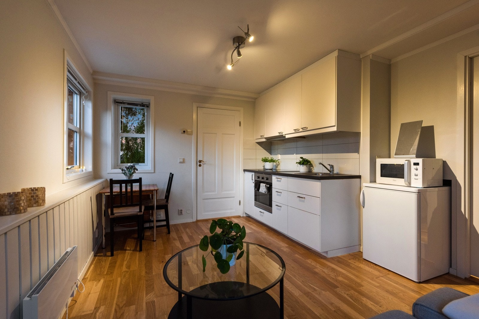 Her har man en god stue med åpen kjøkkenløsning og spiseplass. Galleribilde