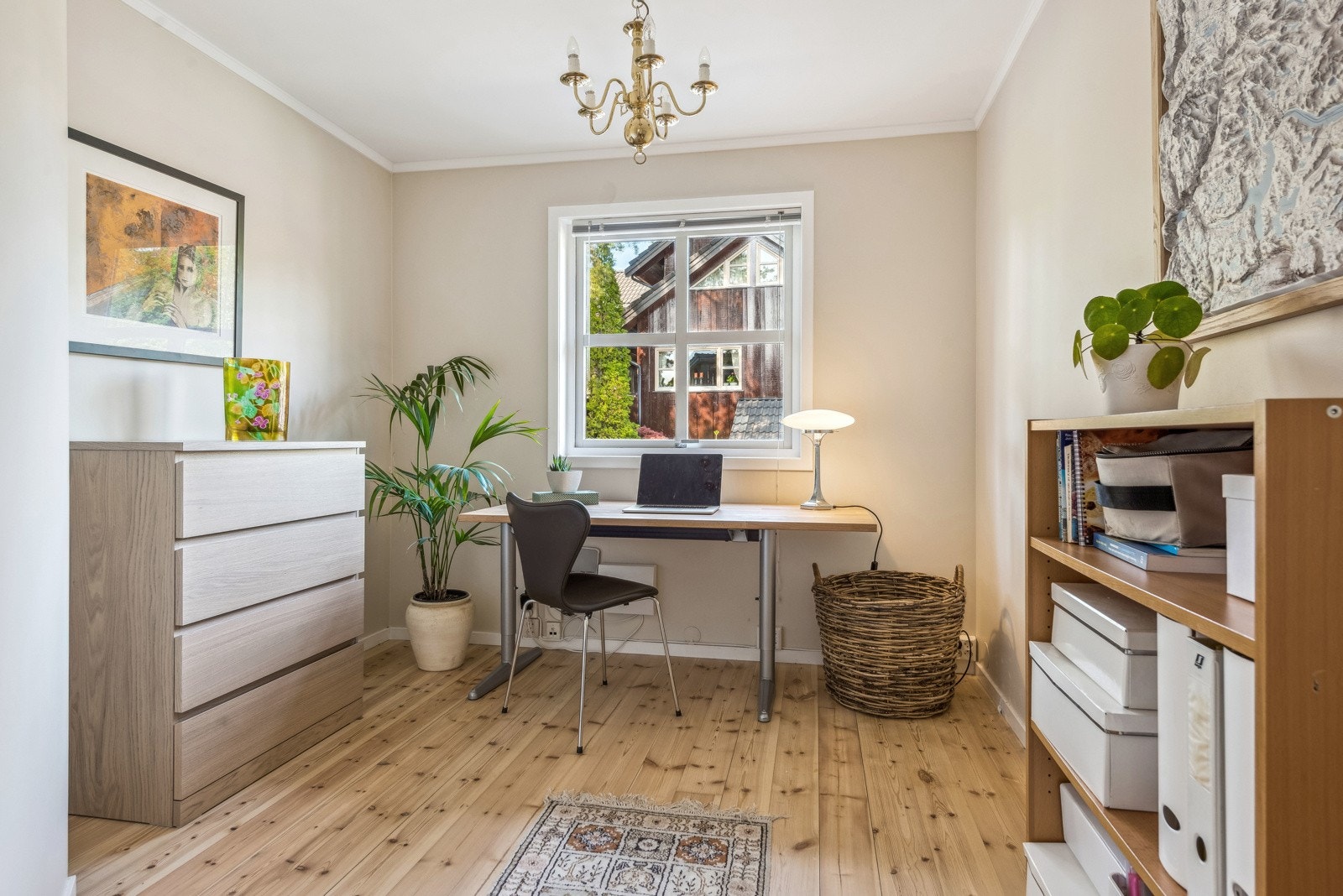 Det er et soverom til i 1. etasje. Dette er i dag innredet som hjemmekontor, men passer også godt som barnerom da det ligger like ved hovedsoverommet. Galleribilde
